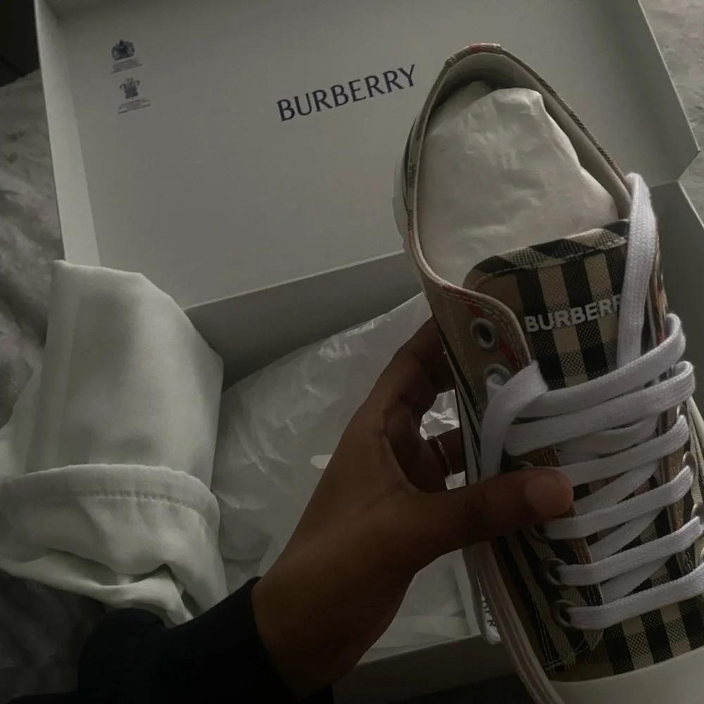 Burberry Sneakers with box - Picture 2 of 6